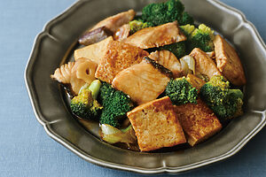 動物性たんぱく質【ブリ】+植物性たんぱく質【豆腐】で作る、ブリと豆腐のオイスター炒め