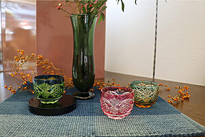 宮崎県綾町を象徴する照葉樹林をテーマにした「綾切子」