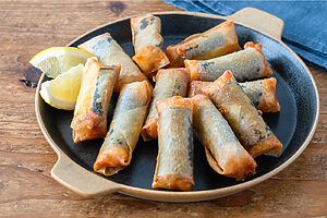 （5）油を切って器に盛り、レモンを添える。塩またはしょうゆでいただく