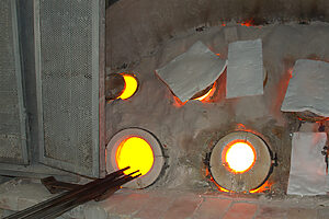 吹きガラスをつくるための窯。炉の温度は1300℃にも上る