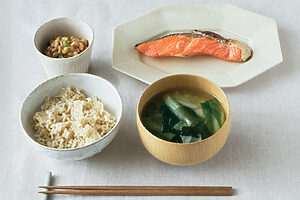 理想の朝ごはん例：和食編　納豆+焼き鮭+味噌汁+玄米＝たんぱく質量約28ｇ
