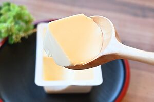 「スンドゥブ専用 柚子香る コク甘とうふ」は、そのまま食べても絶品