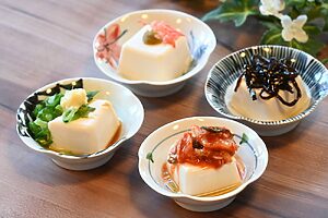 アレンジも広がります。写真左から時計回りに「小ねぎ＋しょうが」「柚子胡椒＋小えび」「ごま昆布」「キムチ＋ごま油」