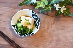 薬味をのせるだけで楽しめる「豆皿豆腐」