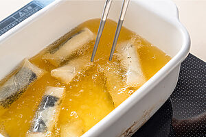 （4）揚げ油を170℃に熱し、3を入れて返しながらカラッと揚げる