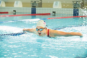 90歳のスイマー・米沢祥子さんが魅せる！ 華麗なバタフライ