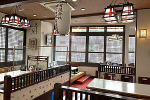 店内はレトロな雰囲気で、訪れたことがある感覚に