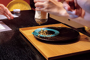 暗闇トランポリン、金箔貼り、プライベートメイクセッション──“課金”する価値ある体験6選【買ってよかったもの2025 体験部門】