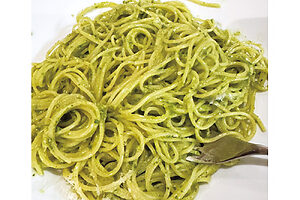 畑のバジルで自家製ジェノベーゼソースを作り、冷凍ストック。パスタを和えて簡単ランチに