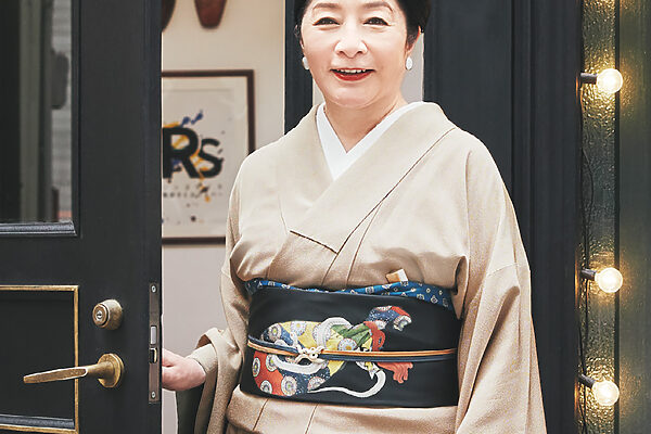 作家・川奈まり子さんの着物の時間──衣紋の抜き加減が重要。ここが決まると着姿が美しく見えます