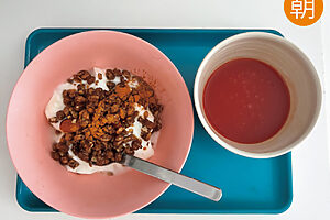 ・シナモンをかけたナッツ入りチョコグラノーラ＋ヨーグルト<br> グラノーラの朝食は最近の我が家の定番。SNSで“美白効果がある”と目にしたので、シナモンをふりかけてみた。<br> ➡11.1g