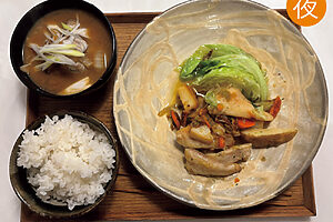 ・白身魚のソテー　・野菜の付け合わせ（じゃがいも、キャベツ、かぶ）　・あさりの味噌汁　・白米<br> 夜は冷凍のミールキットを夫がアレンジして調理してくれた。<br> ➡27.8g