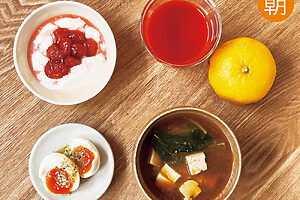 ・ヨーグルト＆いちごジャム　・ゆで卵＆ヘンプシード＆オリーブオイル　・豆腐とレタスの味噌汁　・トマトジュース　・みかん<br> ➡16.9g