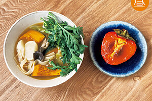 ・ほうとう（かぼちゃ、白菜、かぶ、ヒラタケ、春菊）　・柿<br> 現在、山梨と東京の二拠点生活。山梨の畑で育てたかぼちゃの大収穫で、昼はほうとう率が高め。<br> ➡15.8g