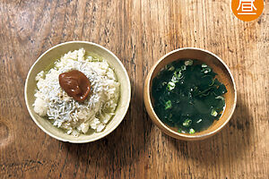 ・お茶漬け（梅干し、しらす、白ごま）　・ワカメスープ<br> 仕事から戻って遅めのお昼。火を使うのが面倒な時はお茶漬けやレトルトカレーのことが多い。<br> ➡7.6g