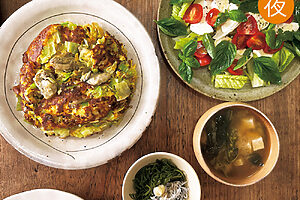 ・牡蠣のお好み焼き（牡蠣、卵、コーングリッツ、キャベツ）　・サラダ（トマト、レタス、モッツァレラチーズ、バジル、オリーブオイル、レモン）　・豆腐と小松菜の味噌汁　・めかぶ＆しらす<br> ➡29.7g