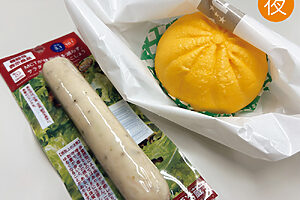 ［会社のデスクにて］<br> ・コンビニの中華まん（ピザまん）　・サラダチキン（柚子胡椒味）<br> 時間がなかったので編集部でコンビニ食。肉は苦手だけどサラダチキンは食べられる。<br> ➡16.0g