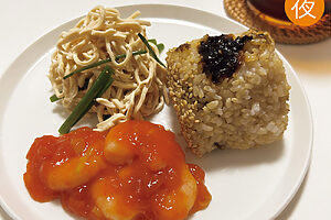 ・おそうざいの干し豆腐のサラダ　・レンチンでできるエビチリ　・おにぎり<br> スーパーで買ったお惣菜やレンチンでできるおかずで簡単な夕飯。気がつくと野菜が足りない。<br> ➡17.4g