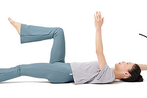 2. 右手と左足を床につかないよう伸ばしながら下ろす