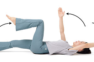 3. 元の姿勢に戻り、反対側の手と足を同じように下ろす。10回を丁寧に行う