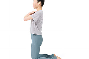 1. 両腕を胸でクロスさせ、両膝を肩幅で開いて立つ