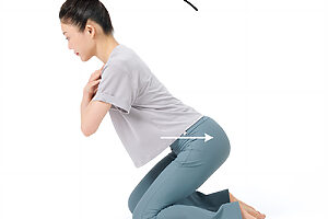 2. 背中をまっすぐキープしたまま、股関節を折り込みお尻を後ろに引き、上体を前傾させる。スクワットで腰が丸まったり、上体が起きる人はこれができないことが多い。10回を丁寧に