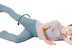 2. その状態から脚を後ろに蹴り出し、脚の付け根を内側に捻る。丁寧に10回。反対側も行う