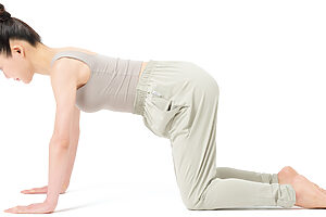 1. 肩幅に開いた両手と両膝を床につき、上体をまっすぐに保つ。肩がすくまないよう、肩甲骨はお尻側に引き下げる