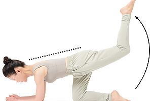 2. まっすぐな背中をキープしながら左脚を上方向に上げる。腰が反れてしまうとお尻に効かないので腹筋を意識。10回。反対側も行う