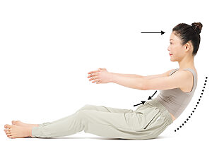 2. 両腕を水平に保ったまま、腹筋を使いながら腰を丸めていく。首や肩が前に出て背中が丸まらないよう注意。10回繰り返す