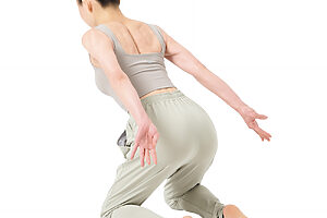 1. 両膝を床につき、両腕は後方に伸ばして上体を前傾させる。その際胸を張って、肩甲骨を寄せながら、背中をまっすぐにする