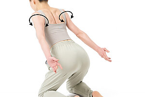 2. 上体の姿勢をキープしながら両腕を付け根から左右に回す。手首の運動にならないよう、腕の付け根から回す意識で。20回