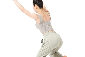 1. 両膝を床につき、両手はバンザイをするように上方向へ。股関節を折り込み、上体を前傾させる