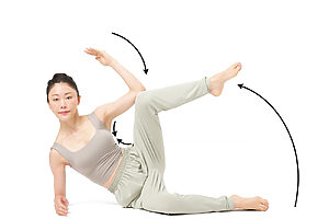 2. 左の肘を曲げて下ろし、左の膝を上げてタッチ。左側の肋骨と骨盤の距離を縮める意識で脇腹を絞る。10回。反対側も