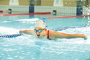 仲間と共に、週3でトレーニング──週に3回プールに通い、1日に1時間で約1000メートルを泳ぐ。これまでは主に平泳ぎで大会に出ていたが、今年は4種目100メートルの個人メドレーでの世界記録更新を目指し、バタフライを練習中。「ゴールにタッチしてパッと掲示板を見た時に『世界新記録』って表示されるのがうれしいんです」（米沢さん）