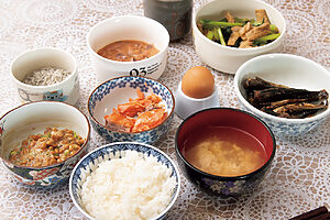 手間がかからないもので無理なく、おいしく──朝食の食卓には常備菜や納豆、卵、佃煮、即席味噌汁など、手軽なものを品数多く。しらすは納豆に入れてカルシウムを摂取