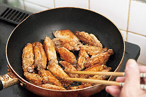 夕食は冷凍しておいた手羽中を焼いたもの、煮卵をのせたサラダ、水泳仲間にもらったマグロの刺身と、こちらもたんぱく質たっぷり