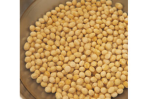 1. 水に戻す<br> 大豆を大きめのボウルに入れ、分量の水を注いで半日ほどかけて戻す。大豆はほかの豆に比べて大きく膨らむので、水は多めに。鍋に水を切った大豆を入れ、新たにかぶるくらいの水（分量外）を注ぎ入れて、中火にかける