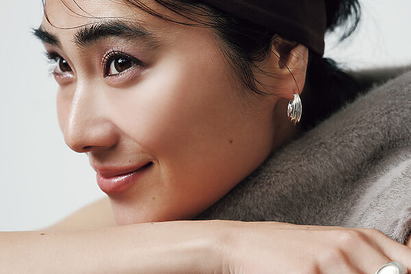 アイシャドウ、使いこなせてますか？──レイナの「大人の簡単・きれい・メイク術」