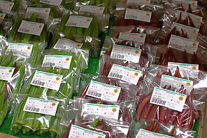 紅おくらは加熱すると緑色に変化するため、生食がおすすめ。サラダなどに入れると鮮やかな色味が楽しめてよい