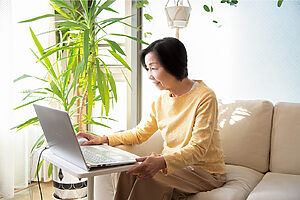 デジタルスキルはシニアが自立するために欠かせないと語るブロガーのショコラさん（60歳）