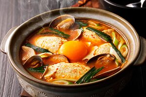 スンドゥブ調理例。辛みの中に柚子のアクセントを効かせて上品に