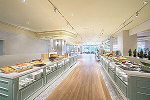 柔らかな光が差し込む明るい店内