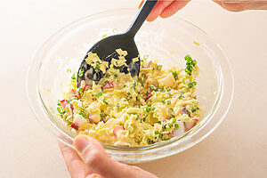 （3）キャベツ、たこ、青ねぎを加え、ざっと混ぜる