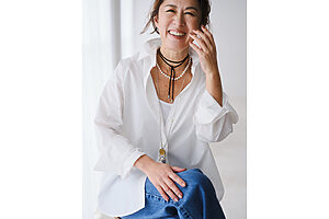 女性像の異なるアイテムmixが似合うのは、大人ならでは。シャツ1万9800円（アマークライフストア mail：info@amarclifestore.com）デニム3万3000円（サージ／ショールーム セッション）