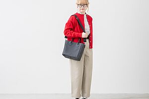 こちらはレッド。顔周りが華やぎ、明るい印象に