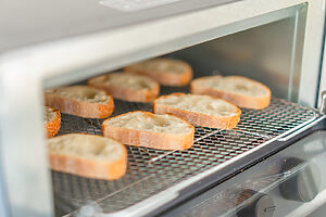 （1）バゲットは食べやすい厚さに切り、トースターで軽く焼く