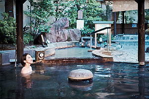 東京都板橋区の「前野原温泉 さやの湯処」で、加水なしの源泉が流れ込む露天風呂に浸かる温泉ジャーナリストの植竹深雪さん