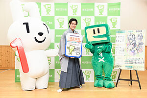 マイナちゃん（左）イータくん（右。e-Taxのキャラクター）と3ショット