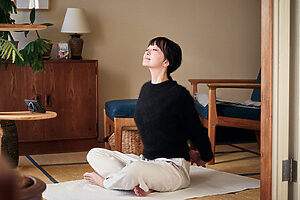 イラストレーターの柿崎こうこさんは、お風呂上りのヨガストレッチが日課。足裏をボールでコロコロすることも始めたそう